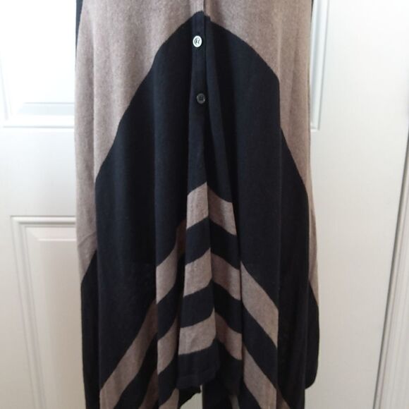 Stylus button front black & taupe shark bite cape - Picture 3 of 9